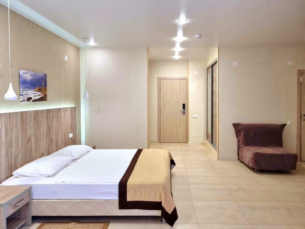 Трёхместный номер полулюкс Junior suite с лоджией