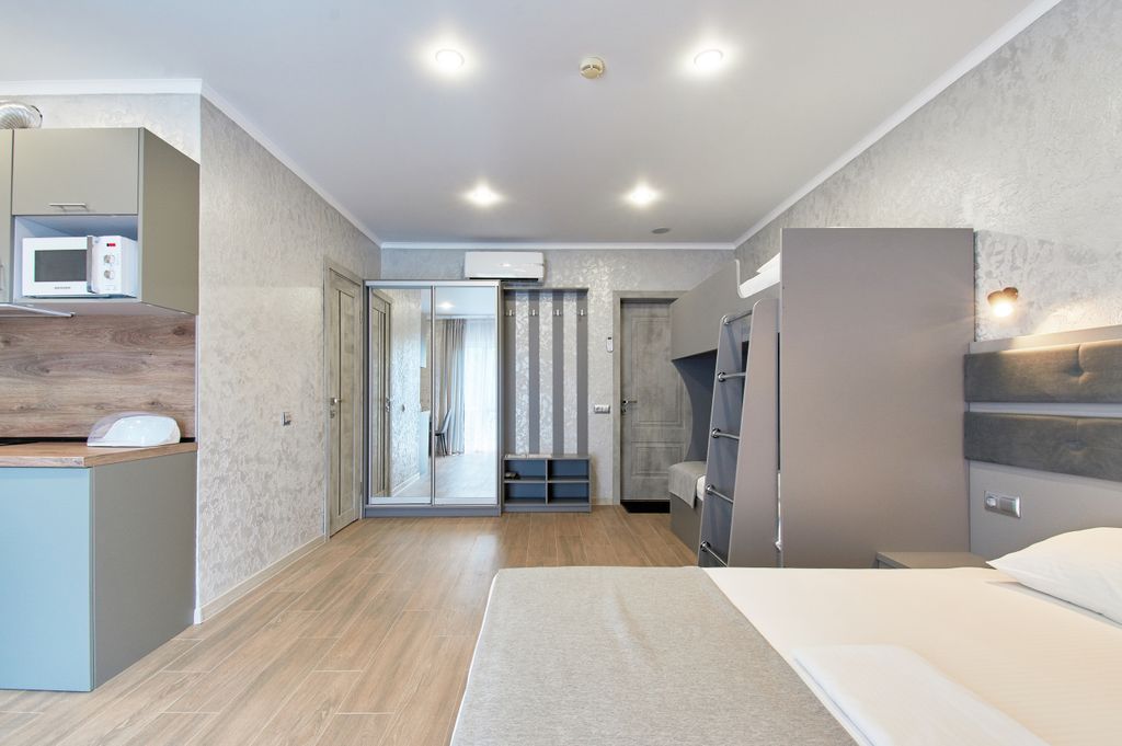 Четырёхместный номер номер с двухуровневой кроватью, кухней и французским балконом