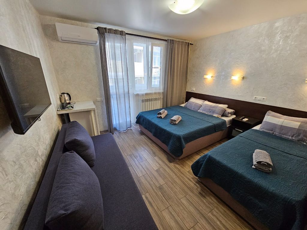 Трёхместный номер с балконом