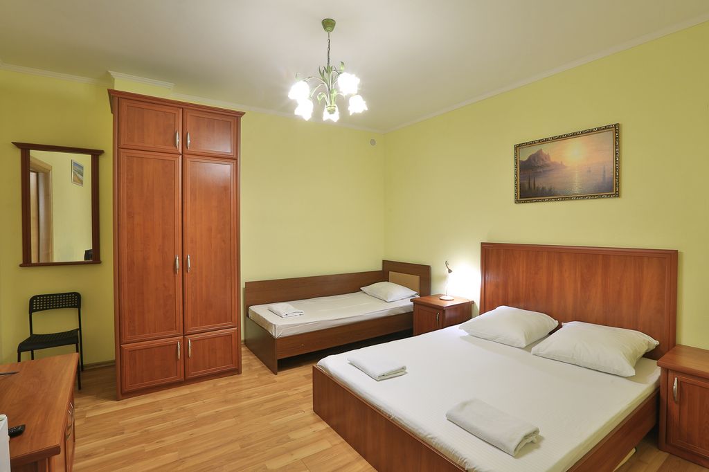 Трёхместный номер без окна