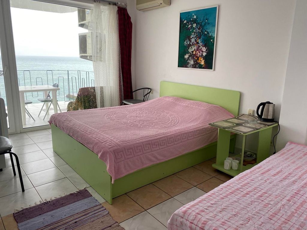 Трёхместный номер стандарт с видом на море