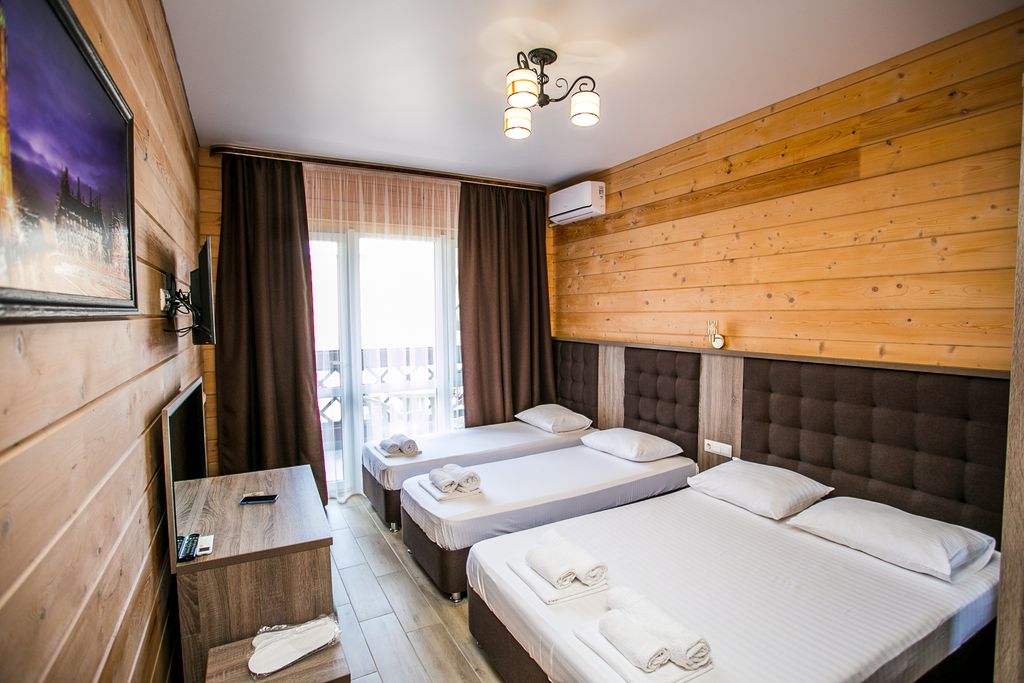 Четырёхместный номер полулюкс с балконом