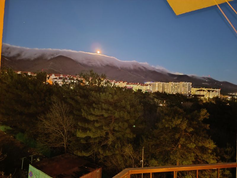 Вид с балкона на Маркхотский хребет 