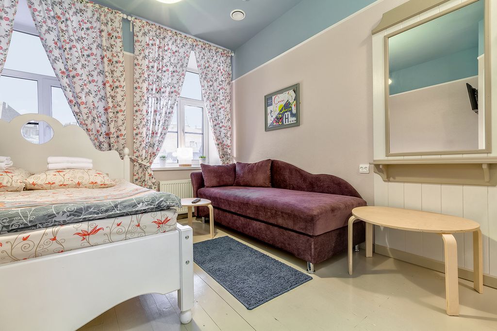 Трёхместный номер семейный с двуспальной кроватью и диваном