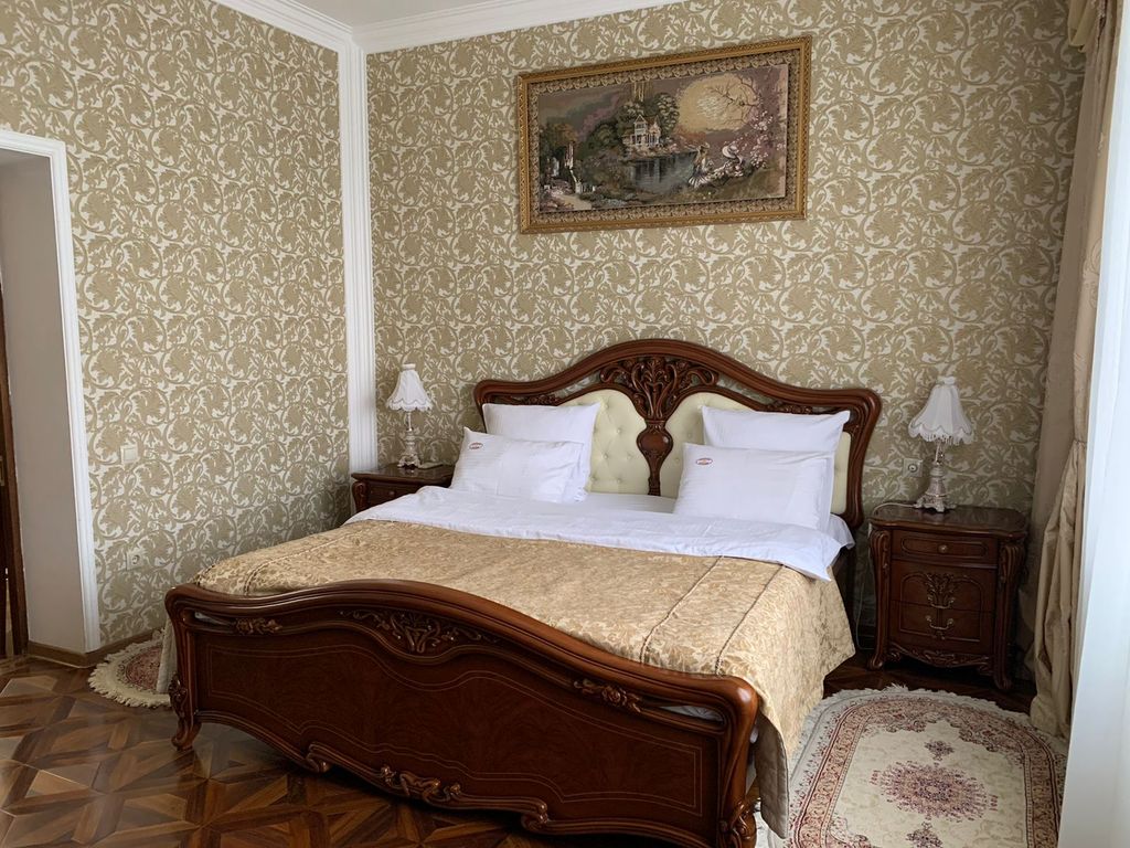 Трёхместный номер люкс 12