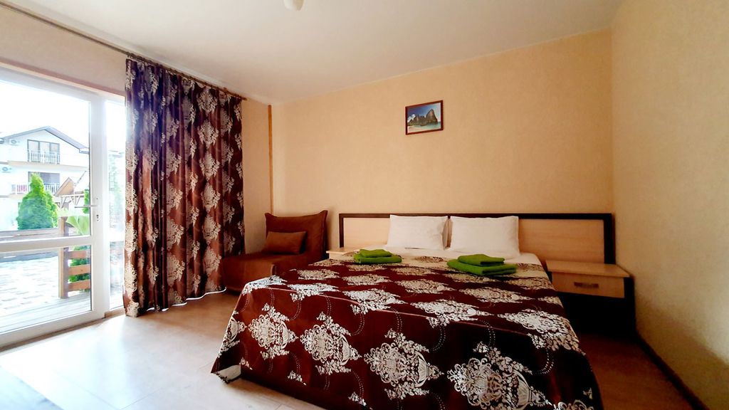 Трёхместный номер классический с балконом