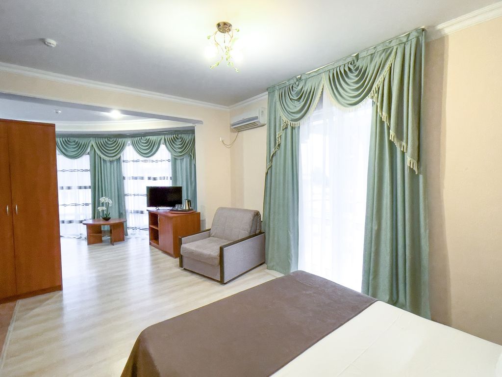 Четырёхместный номер Люкс с балконом