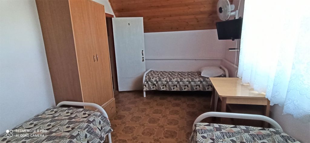 Трёхместный номер эконом с видом на город