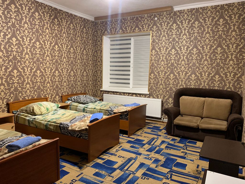 Трёхместный номер эконом с видом на горы