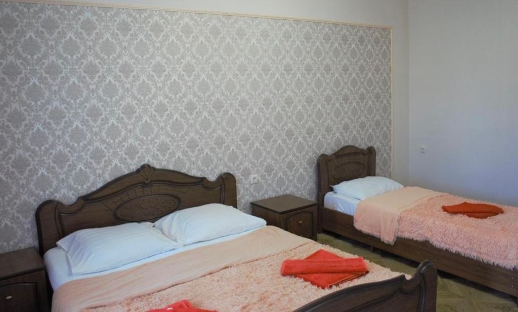 Трёхместный номер люкс с видом на горы