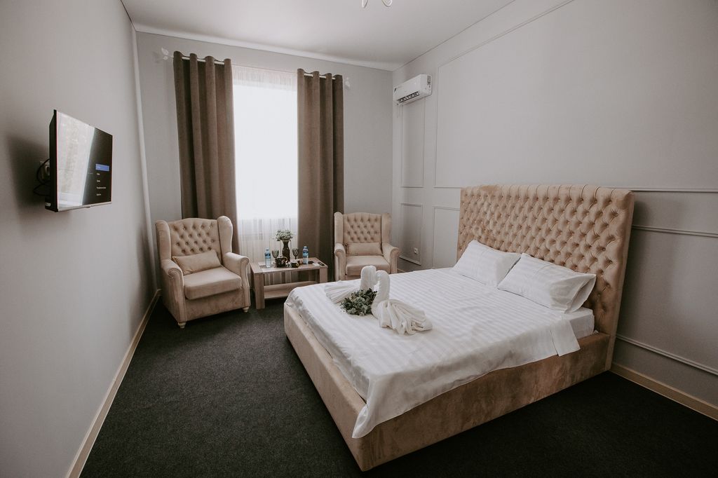 Трёхместный номер улучшенный с видом на город