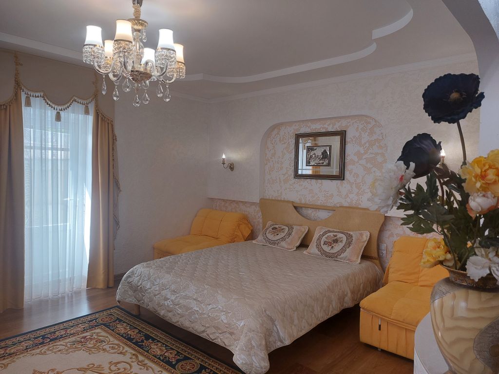 Апартаменты студия Желтый с мини-кухней и отдельным выходом в сад