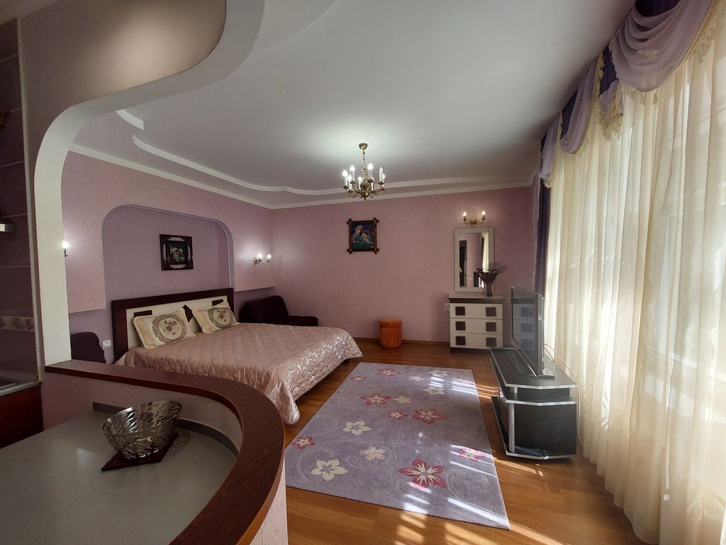 Апартаменты студия Фиолетовый с мини-кухней