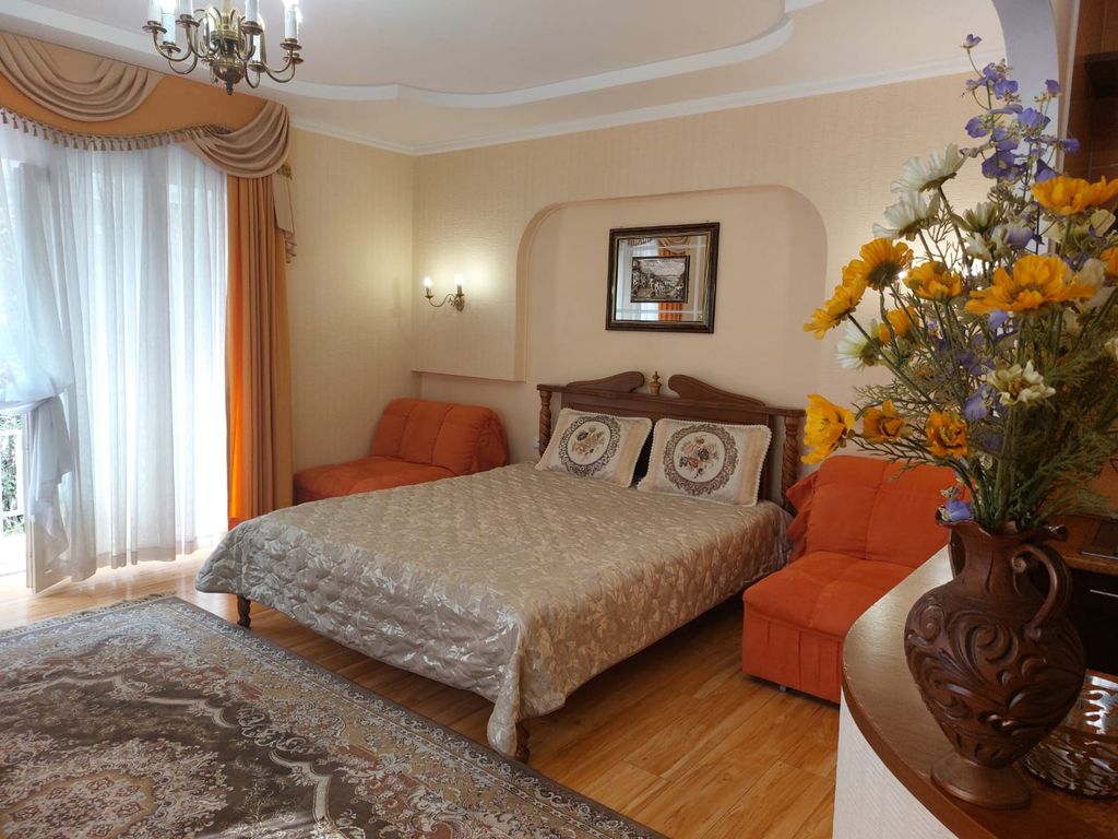 Апартаменты студия Оранжевый с мини-кухней и балконом