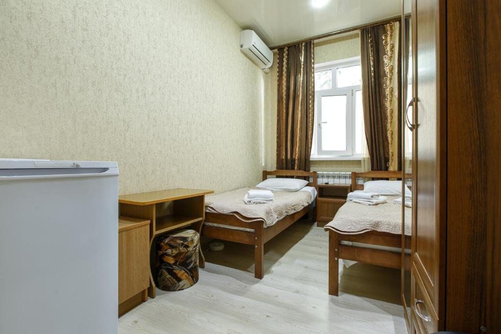 Двухместный номер с 2 отдельными кроватями эконом (с общим сан.узлом)