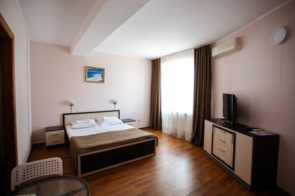 Четырёхместный номер стандарт с балконом с видом на море или лес