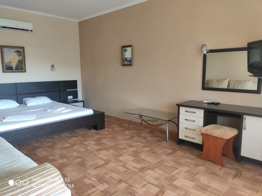 Апартаменты двухкомнатный смежный с видом на море, горы и Генуэзскую крепость