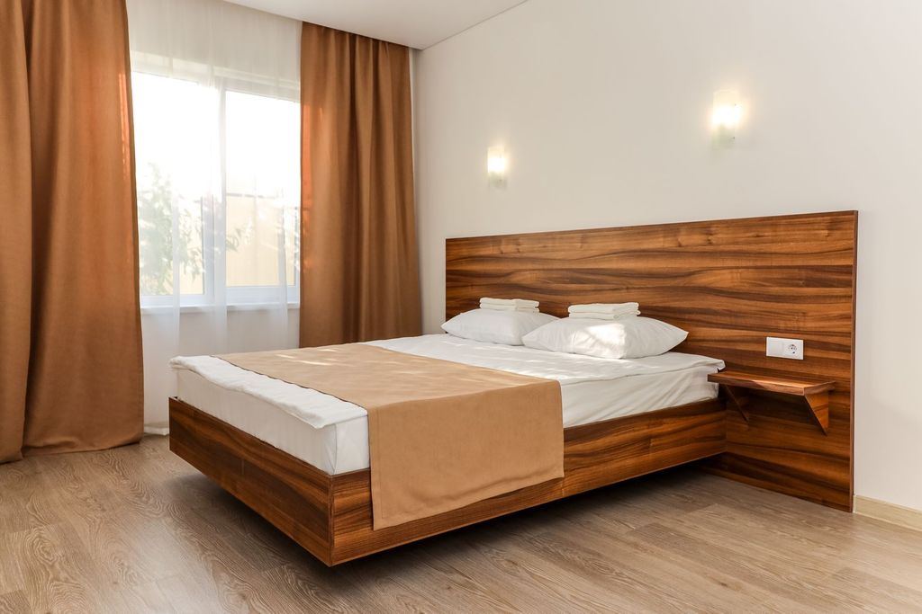 Четырёхместный номер большой с разделёнными зонами и кухней