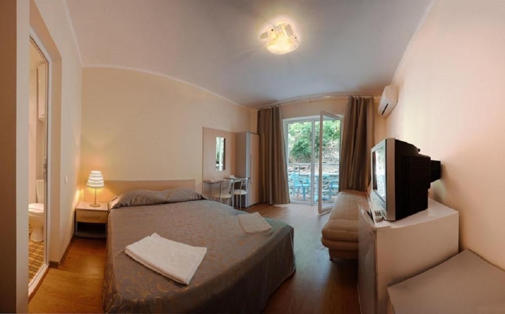 Трёхместный номер полулюкс В с видом на горы