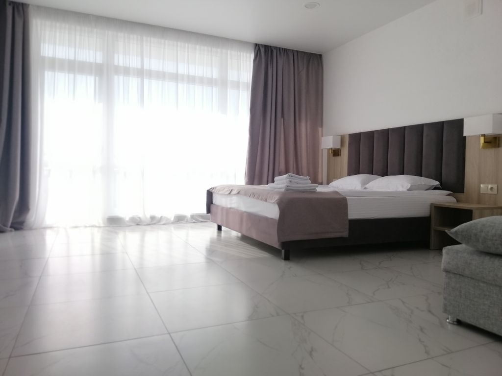 Четырёхместный номер люкс с видом на море