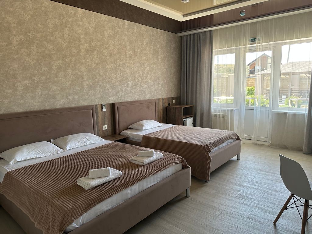 Трёхместный номер  с балконом на 1 этаже