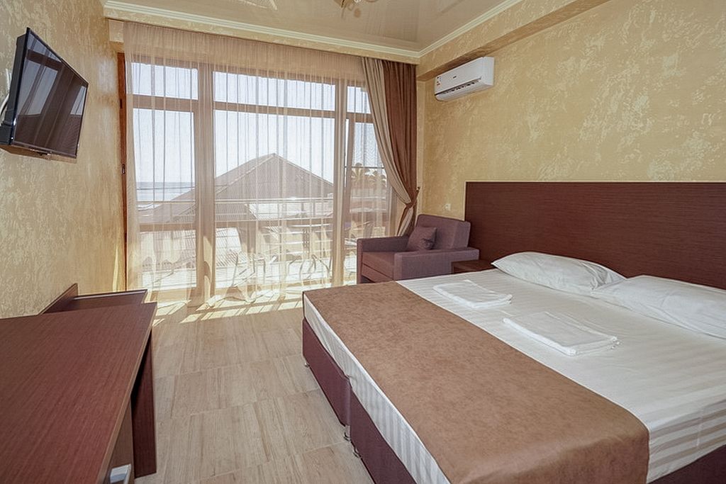 Трёхместный номер улучшенный с балконом