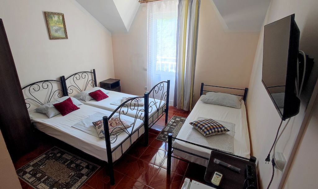 Трёхместный номер стандарт с балконом