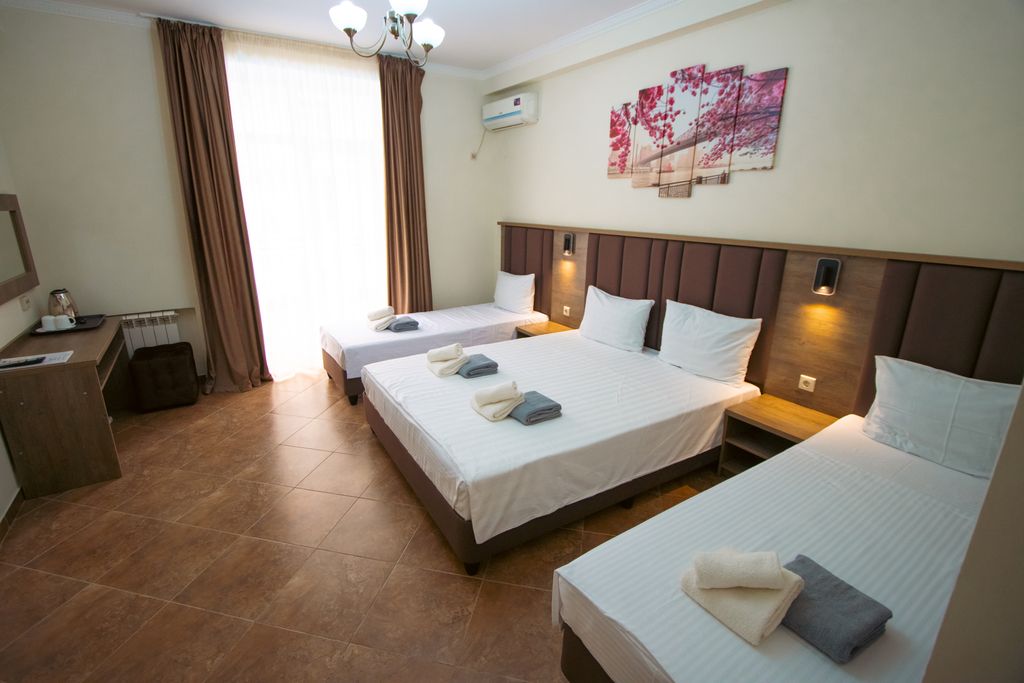 Семейный номер четырёхместный стандарт с балконом