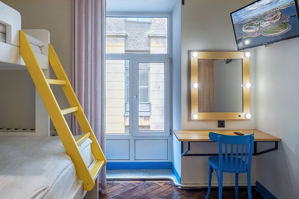 Трёхместный номер стандартный с удобствами на этаже