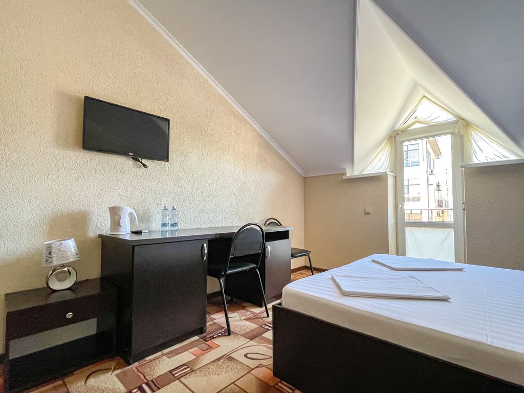 Двухместный номер с 1 кроватью стандарт с балконом с боковым видом на море