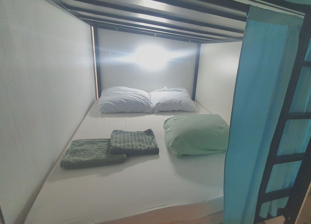 Многоместный смешанный номер двухместное нижнее место в двухъярусной капсуле