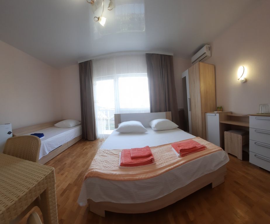 Трёхместный номер с балконом