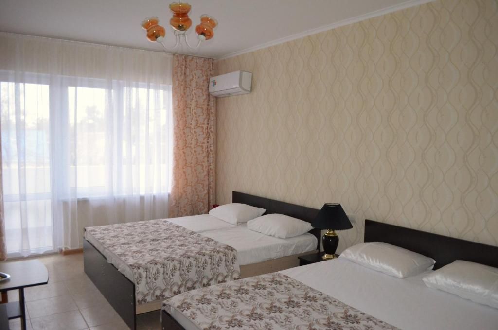 Семейный номер с боковым видом на море