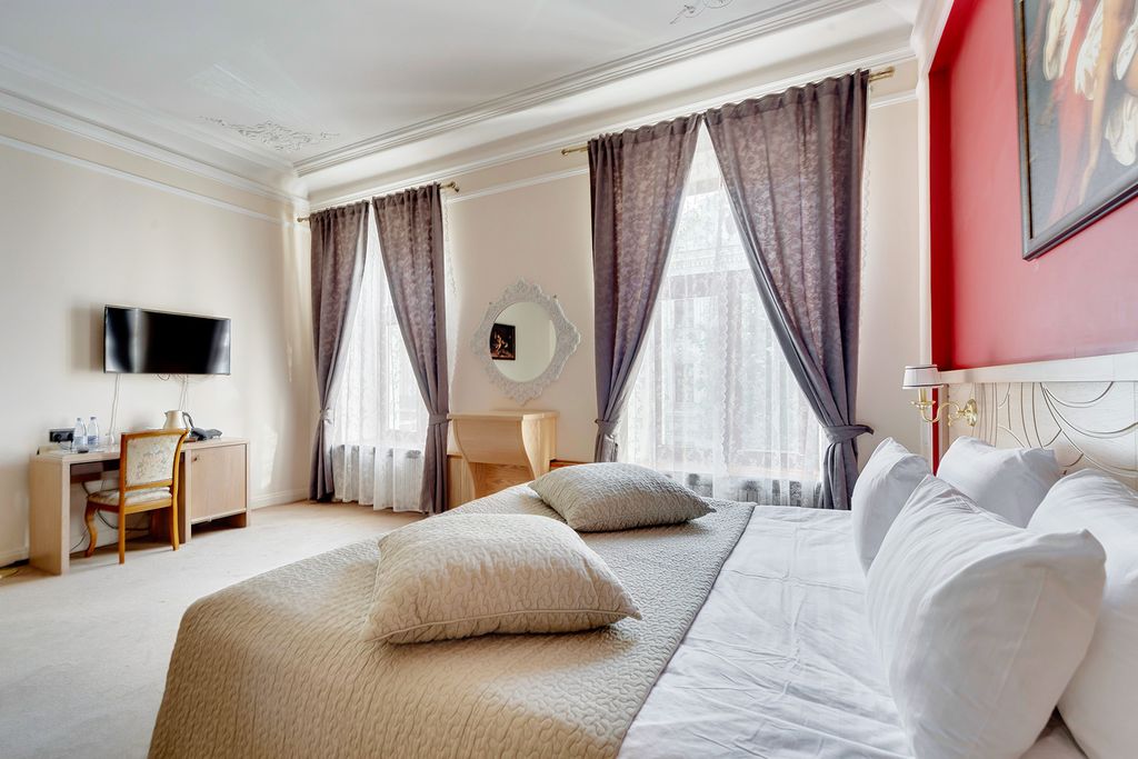 Трёхместный номер полулюкс с видом на город