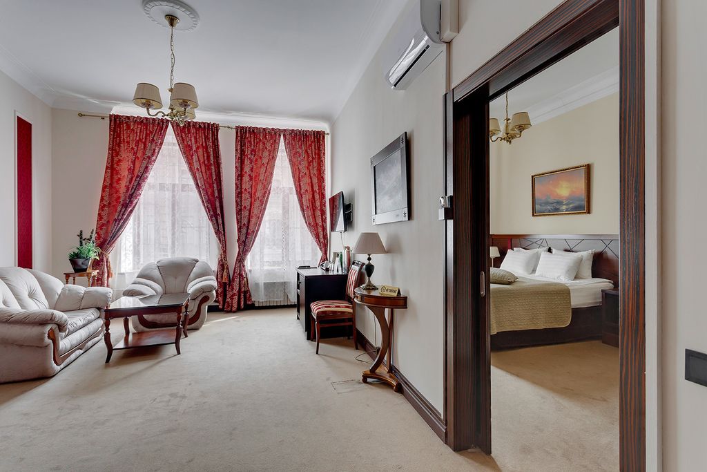 Четырёхместный номер люкс с видом на город