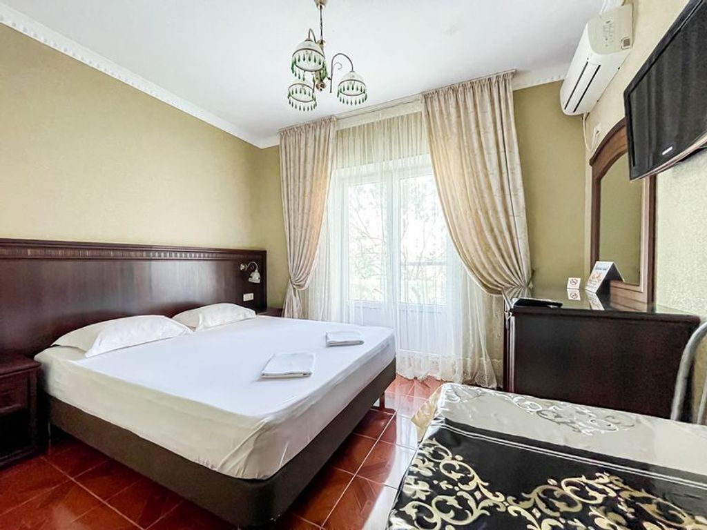 Двухместный номер с 1 кроватью или 2 односпальными кроватями Полулюкс с балконом