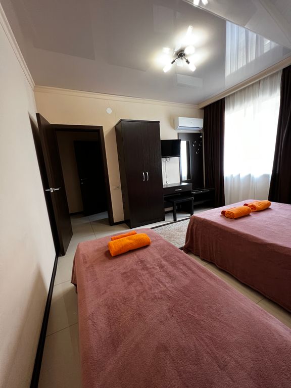 Семейный номер двухкомнатный с мини-кухней с видом на бассейн