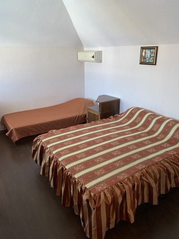 Трёхместный номер с балконом на бассейн