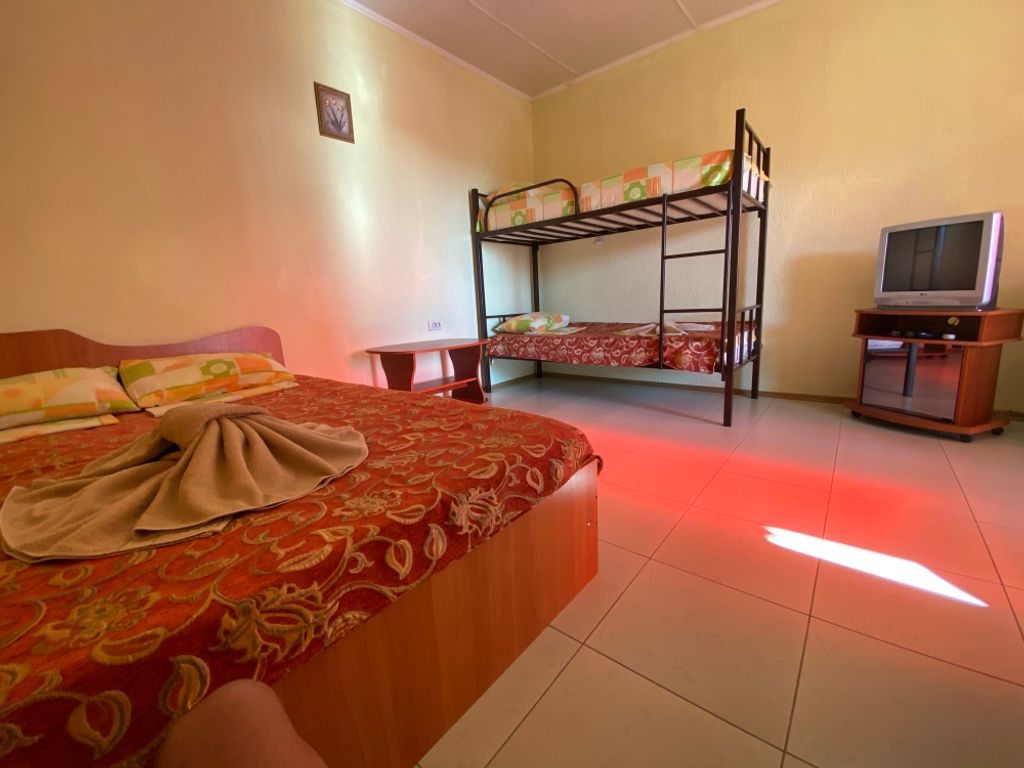 Четырёхместный номер стандарт с двухъярусной кроватью