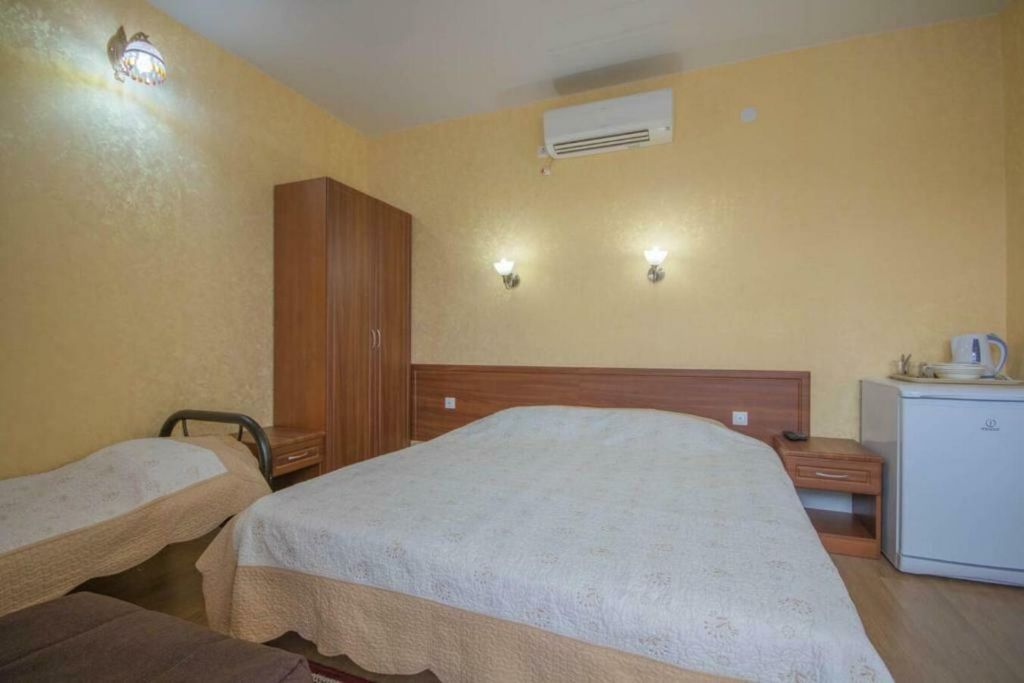 Трёхместный номер стандарт с общим балконом