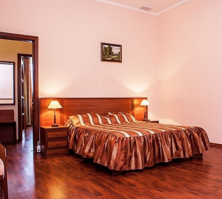 Четырёхместный номер двухкомнатный люкс с видом на бассейн