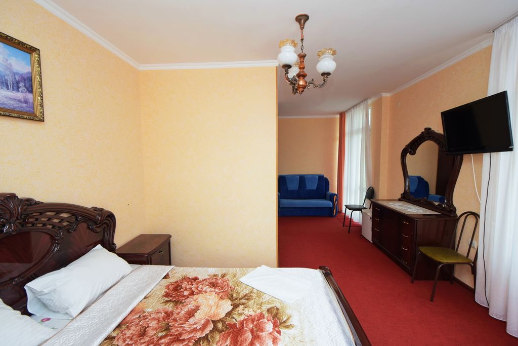 Студия с двумя балконами