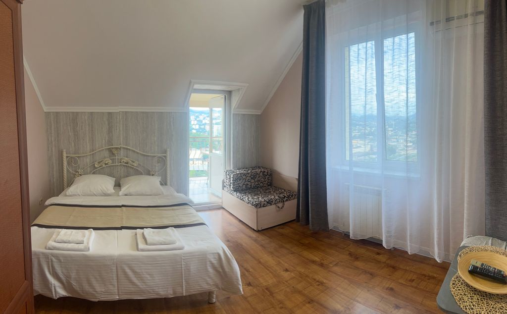 Трёхместный номер полулюкс с балконом и кухней