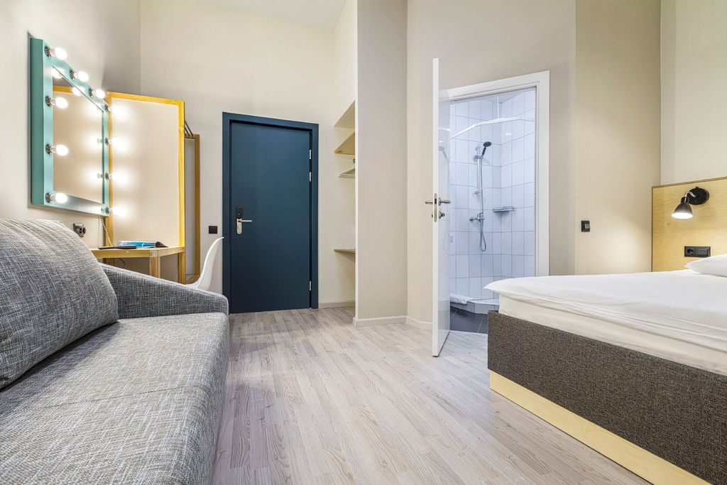 Семейный номер мансардный с двуспальной кроватью и диваном