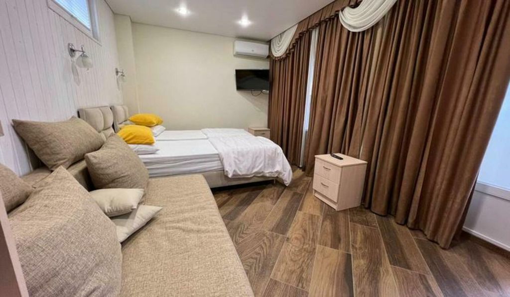 Трёхместный номер с видом на сад