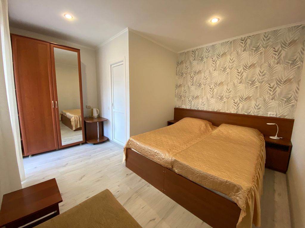 Трёхместный номер с балконом