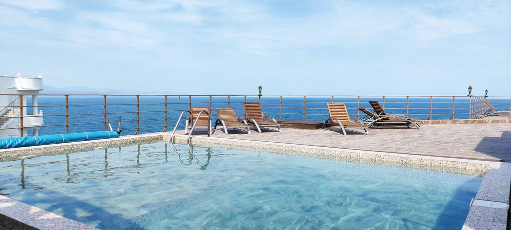 Трёхместный номер апартамент (вид на море) с бассейном и SPA