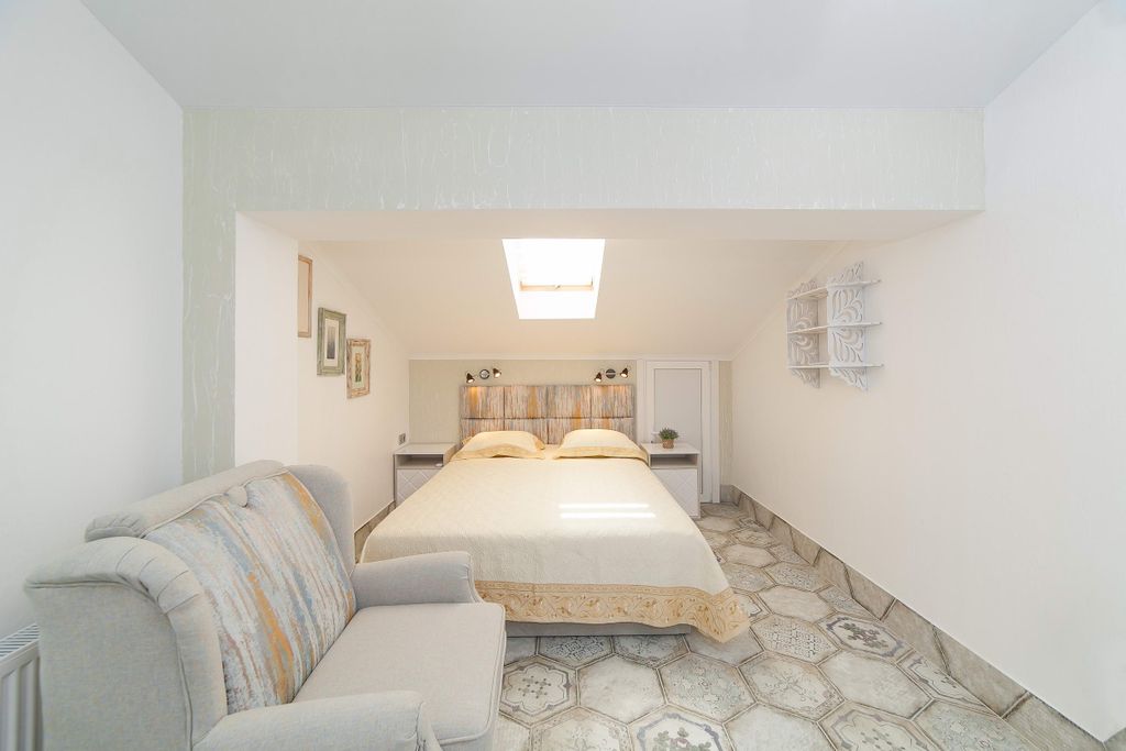 Трёхместный номер стандарт с видом на город