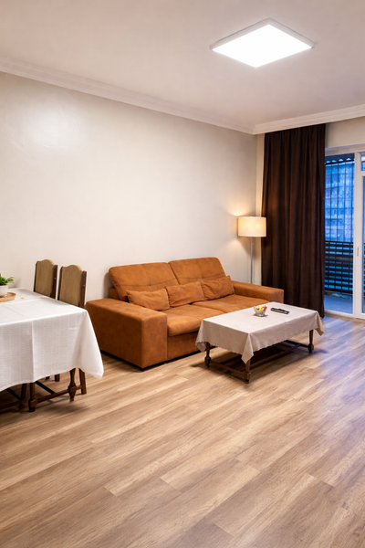 Гостиная с современной мебелью и приятным видом — идеальное место для отдыха после целого дня знакомства с городом.