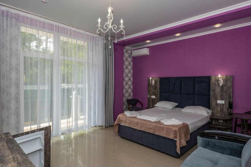 Четырёхместный номер полулюкс с видом на море сбоку